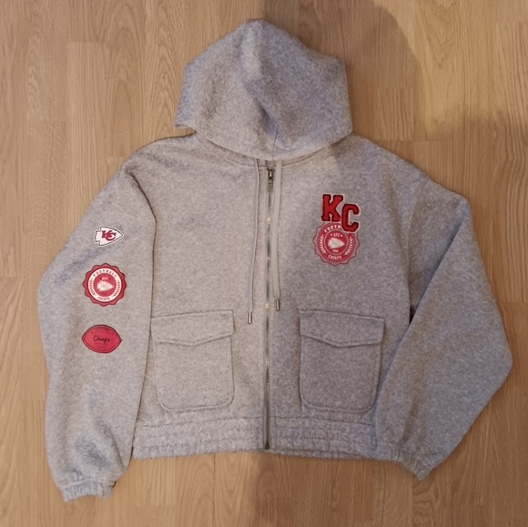 WEAR by Erin Andrews Kansas City Chiefs Womens Grey Cropped Long Sleeve Full Zip - Picture 1 of 7